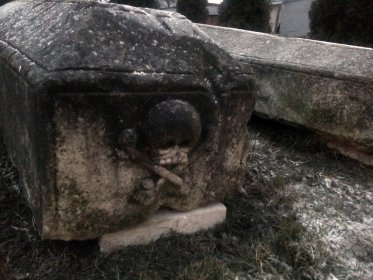 Надгробія Таракановыхъ. Обратная сторона съ Мёртвой головой.