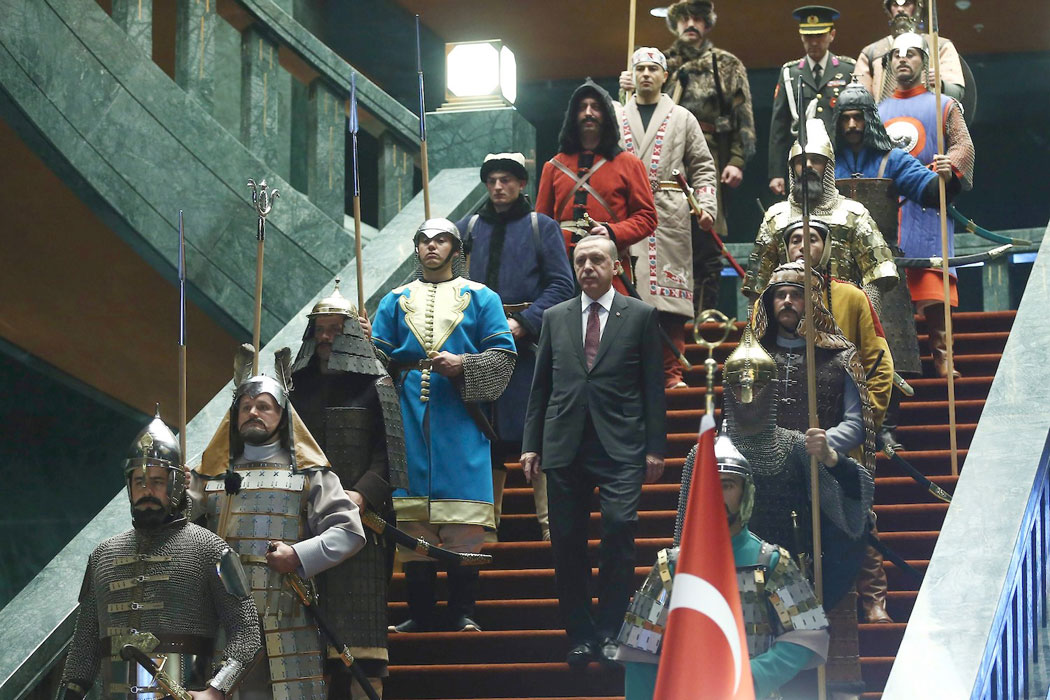Президент Турции в окружении воинов 16 тюркских империй